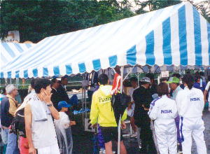 �e���g�ɉB��ĕ\��